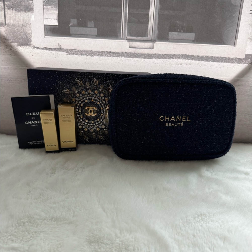 CHANEL Navy and Gold Textured Bag